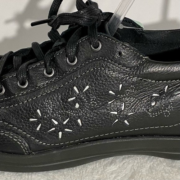 NEW Apex Robyn Petal Sneakers Women’s Size 9.5 Black Leather Cut Out Flowers - Picture 10 of 16